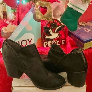 EuroSoft by SOFFT Black leather ankle boots. Size 8.